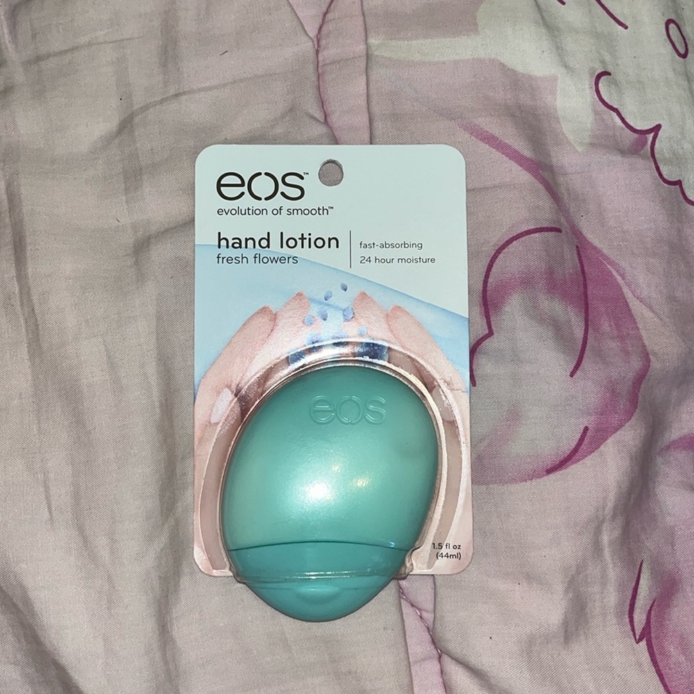 eos Hand Lotion - Fresh Flowers 

Fast absorbing, 24 hour moisture 

1.5 fl oz